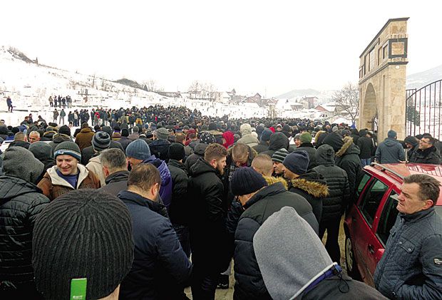 НОВОПАЗАРЦИ ИСПРАТИЛИ ТРОЈЕ СТРАДАЛИХ СУГРАЂАНА: Заједно и на онај свет